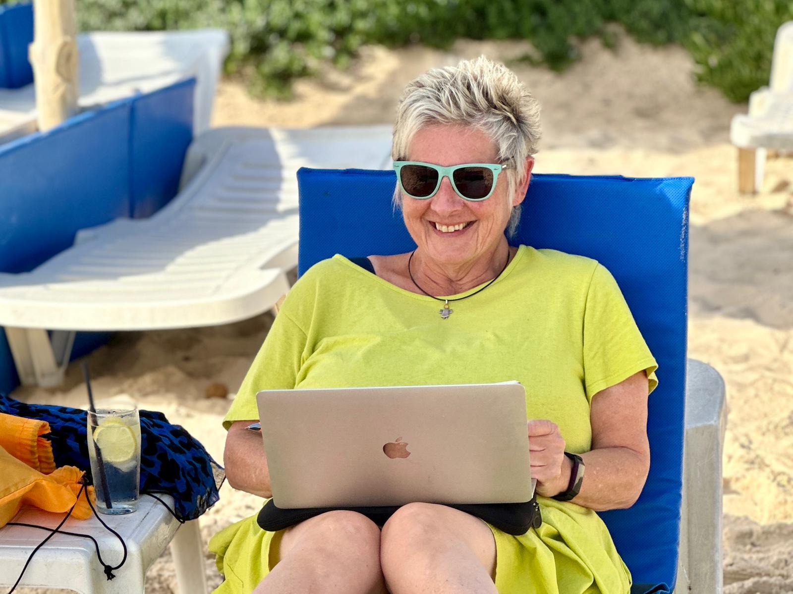 Jutta Büsscher beim Schreiben am Strand während der Meerschreibzeit 2024