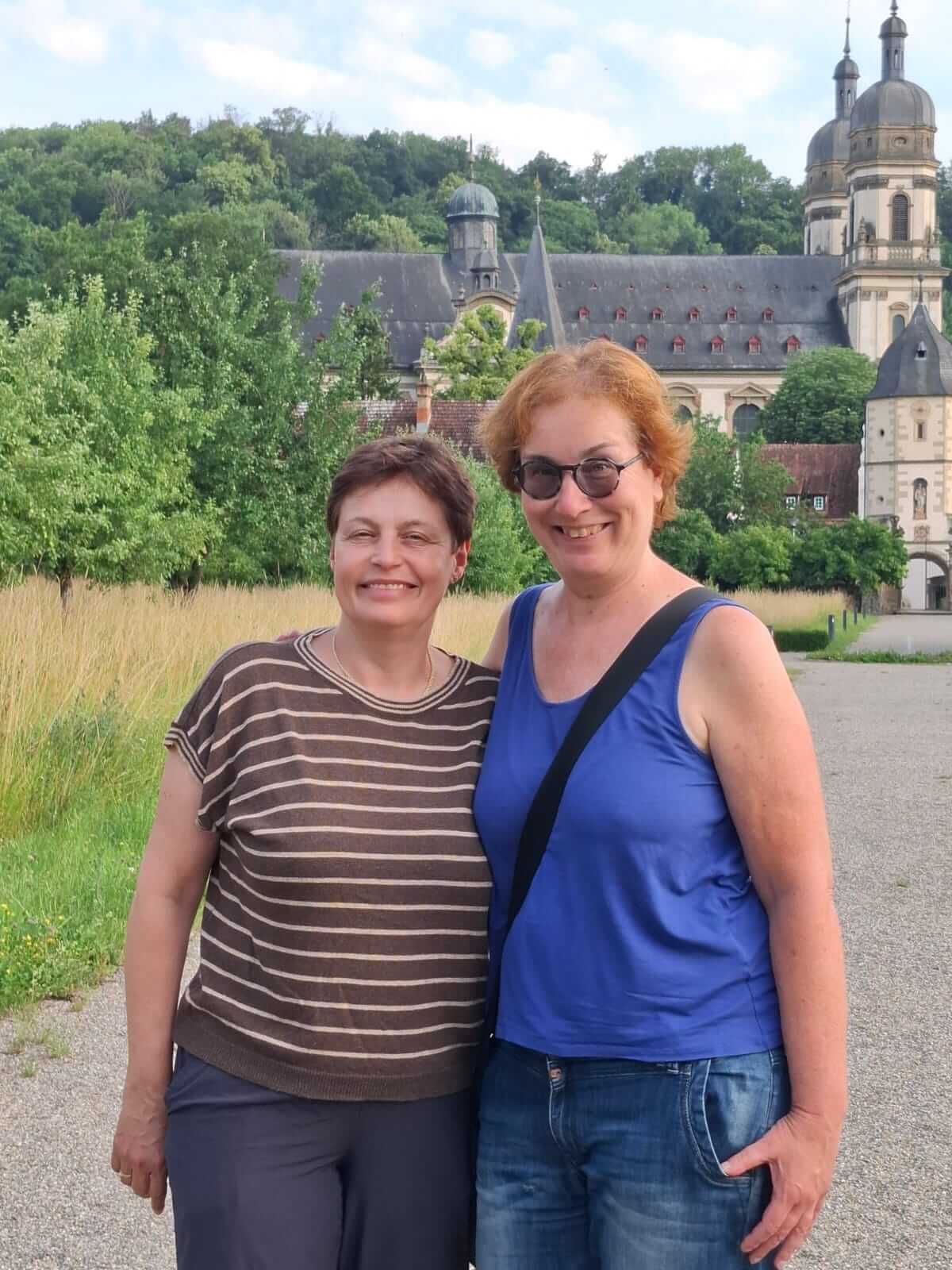 Dorothee Scheurer und Carla Capellmann beim Schreiben im Kloster