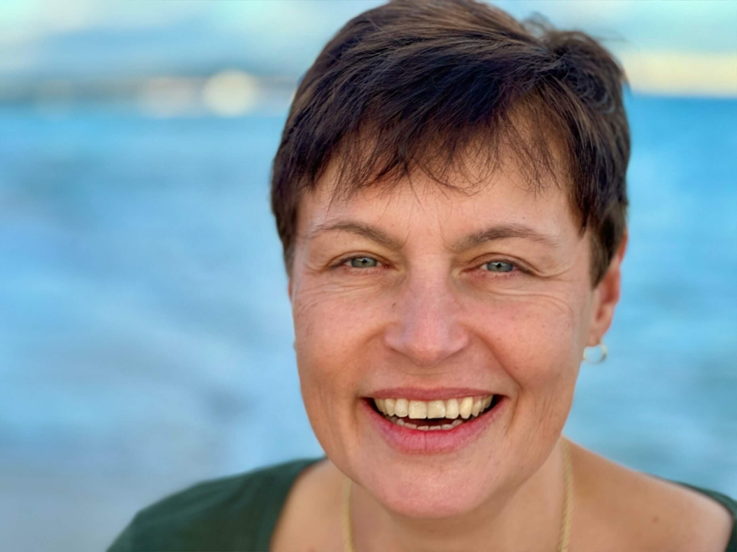 autorinnen-meerschreibzeit-dorothee-scheurer-lachen-strand