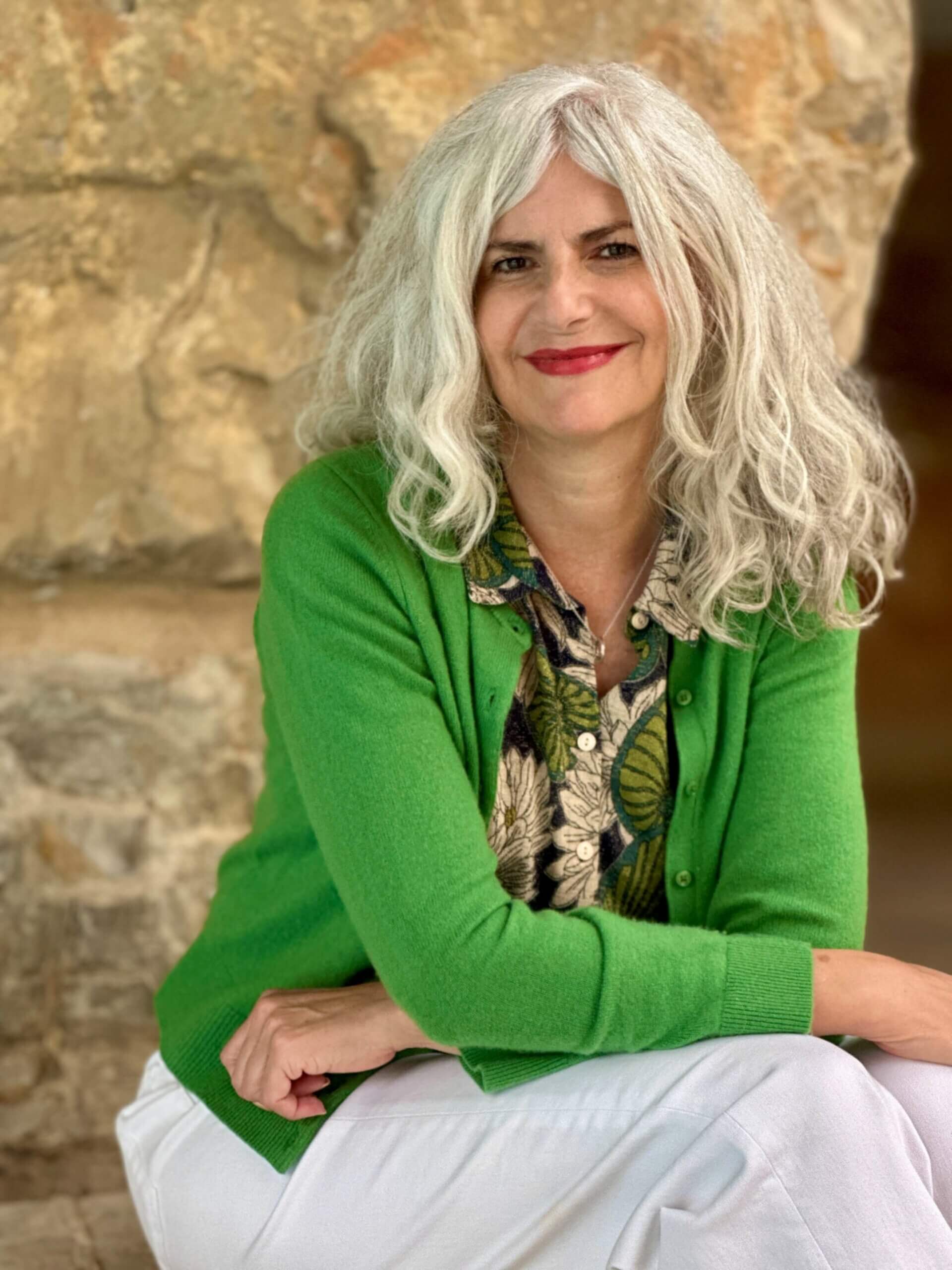 autorinnen-meerschreibzeit-ivonne-keller-sitzend-grotte