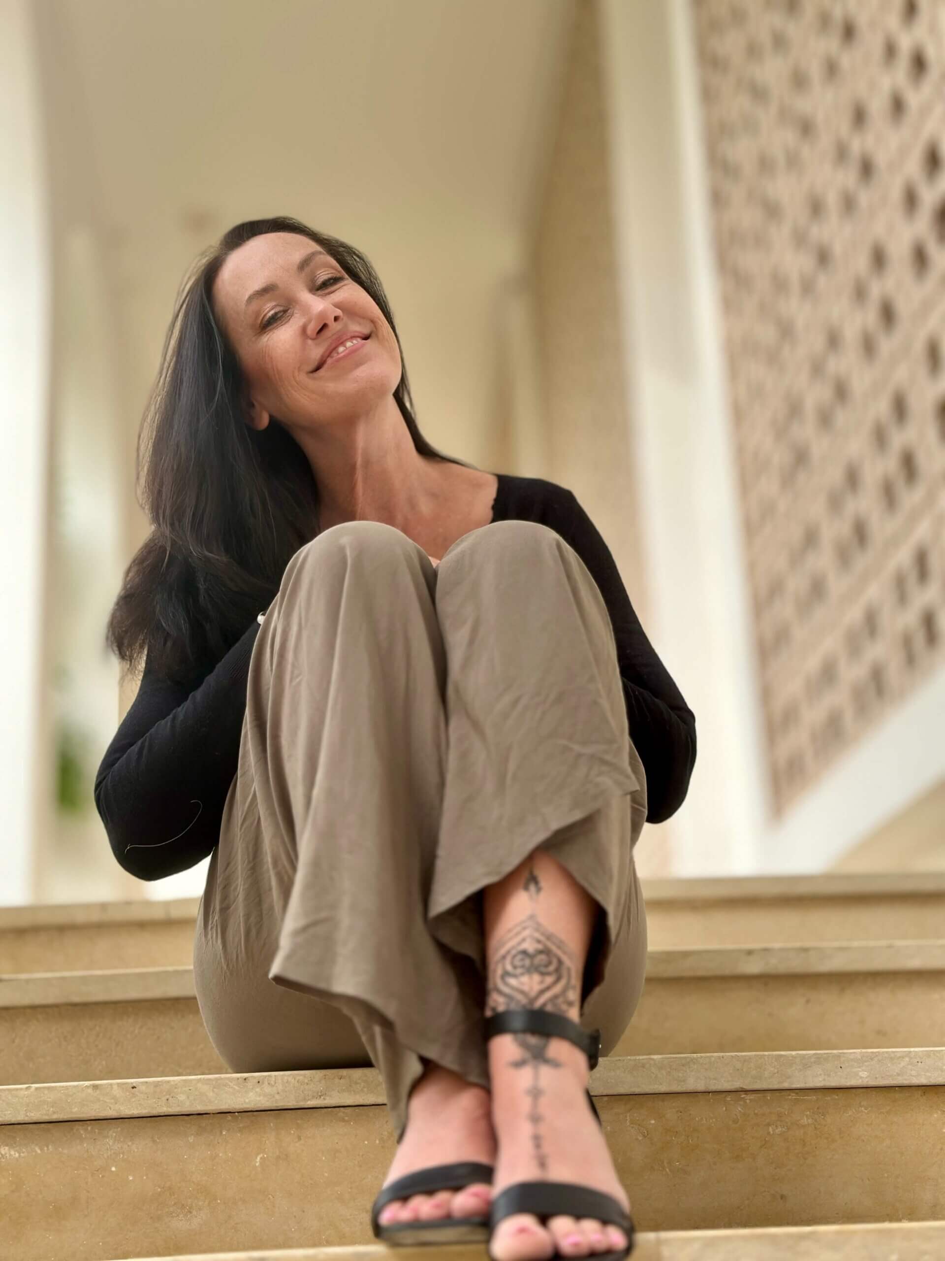 autorinnen-meerschreibzeit-stefanie-gregg-ganzkörper-treppe