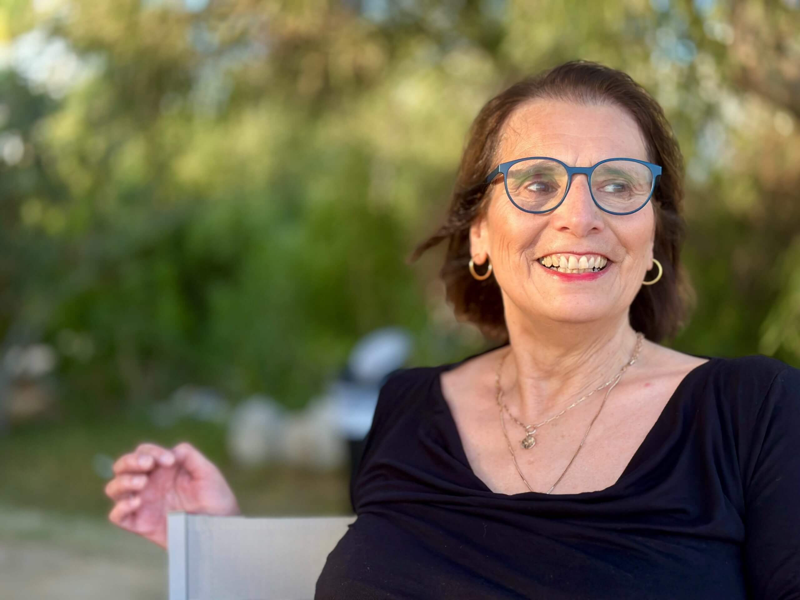 autorinnen-meerschreibzeit2025-brigitte-wehrmann-lachen