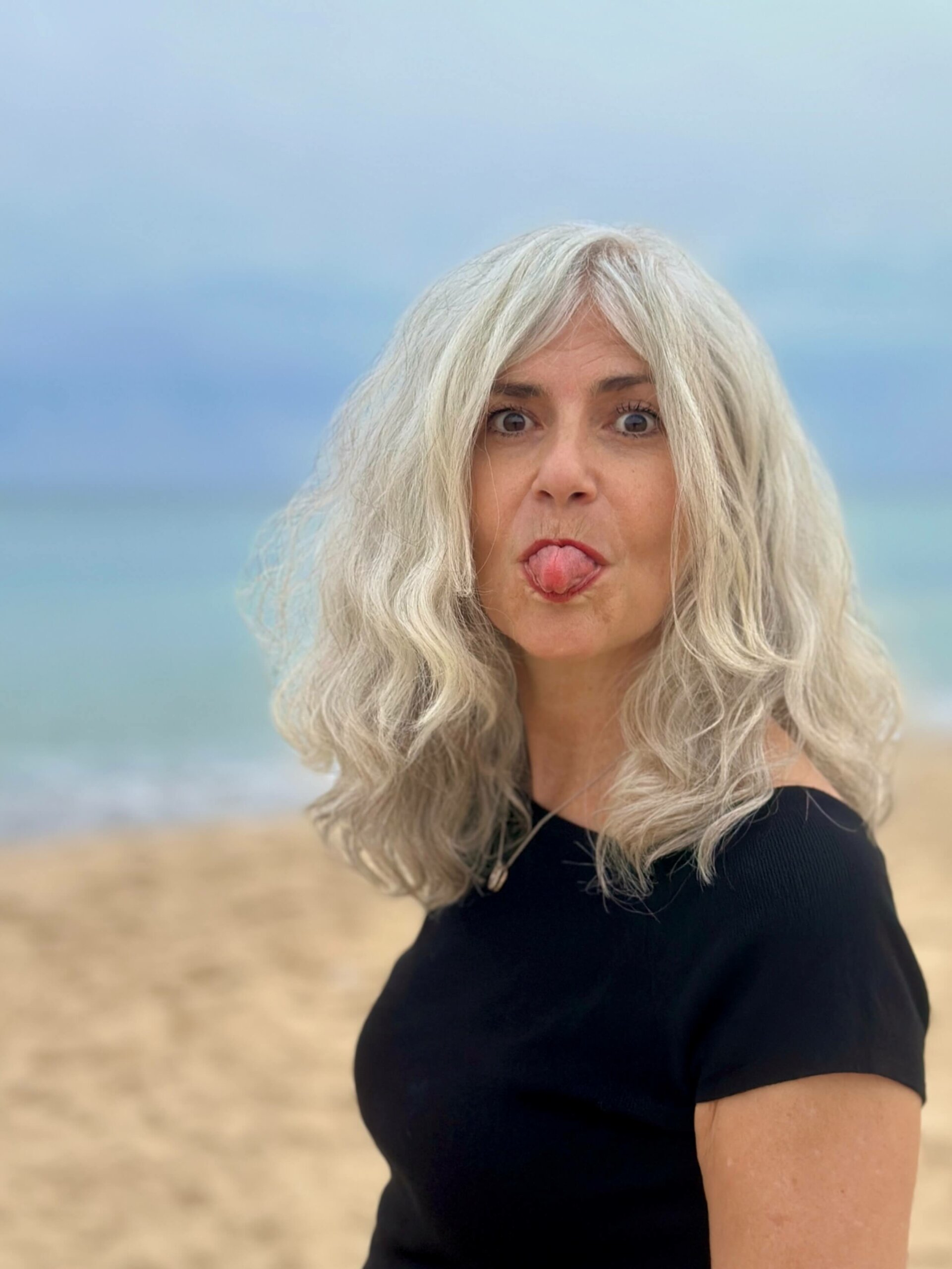 freude-meerschreibzeit2025-ivonne-keller-zunge-raus-strand