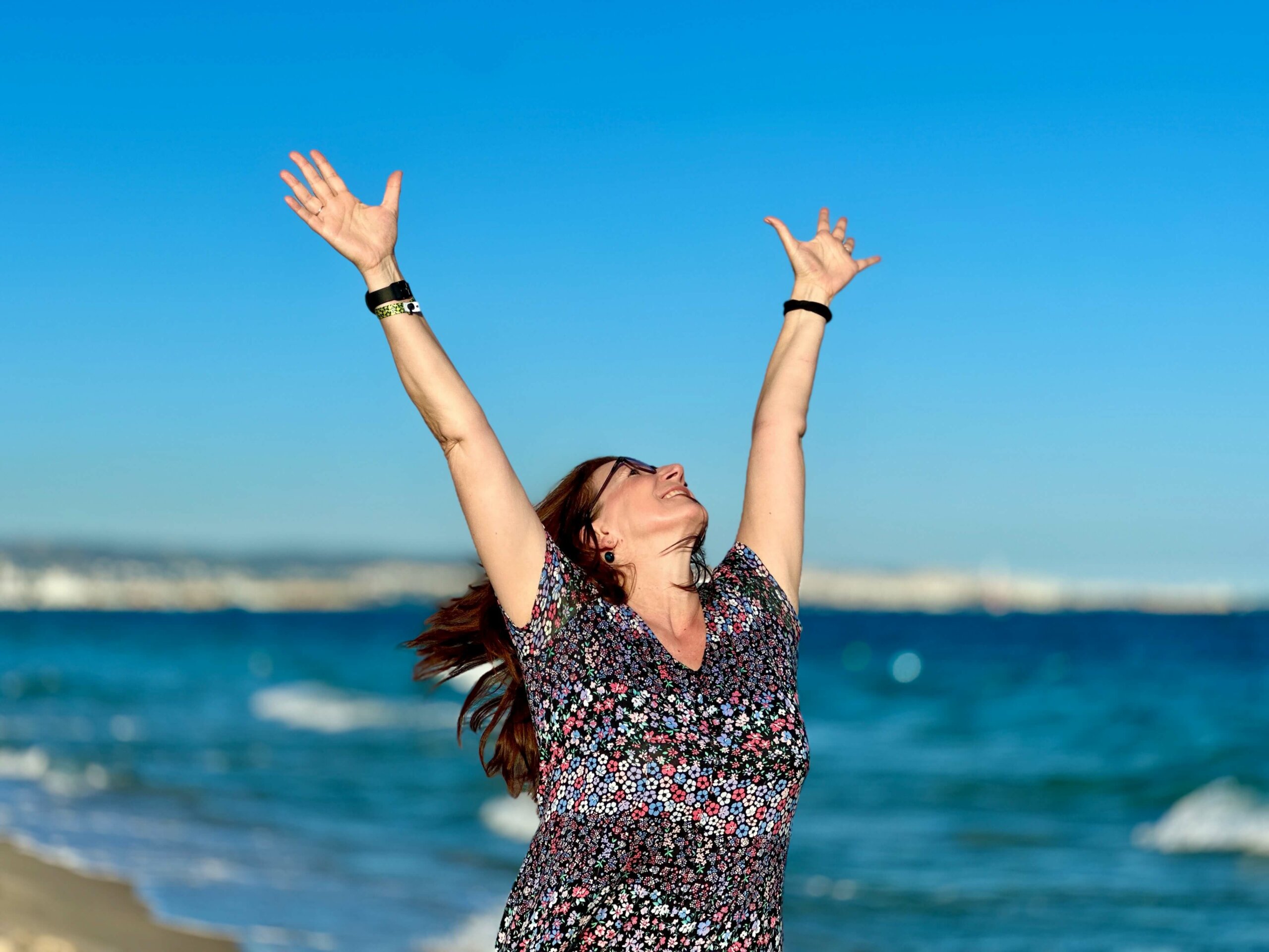 freude-meerschreibzeit2025-karin-koenicke-strand-arme-hochgerissen