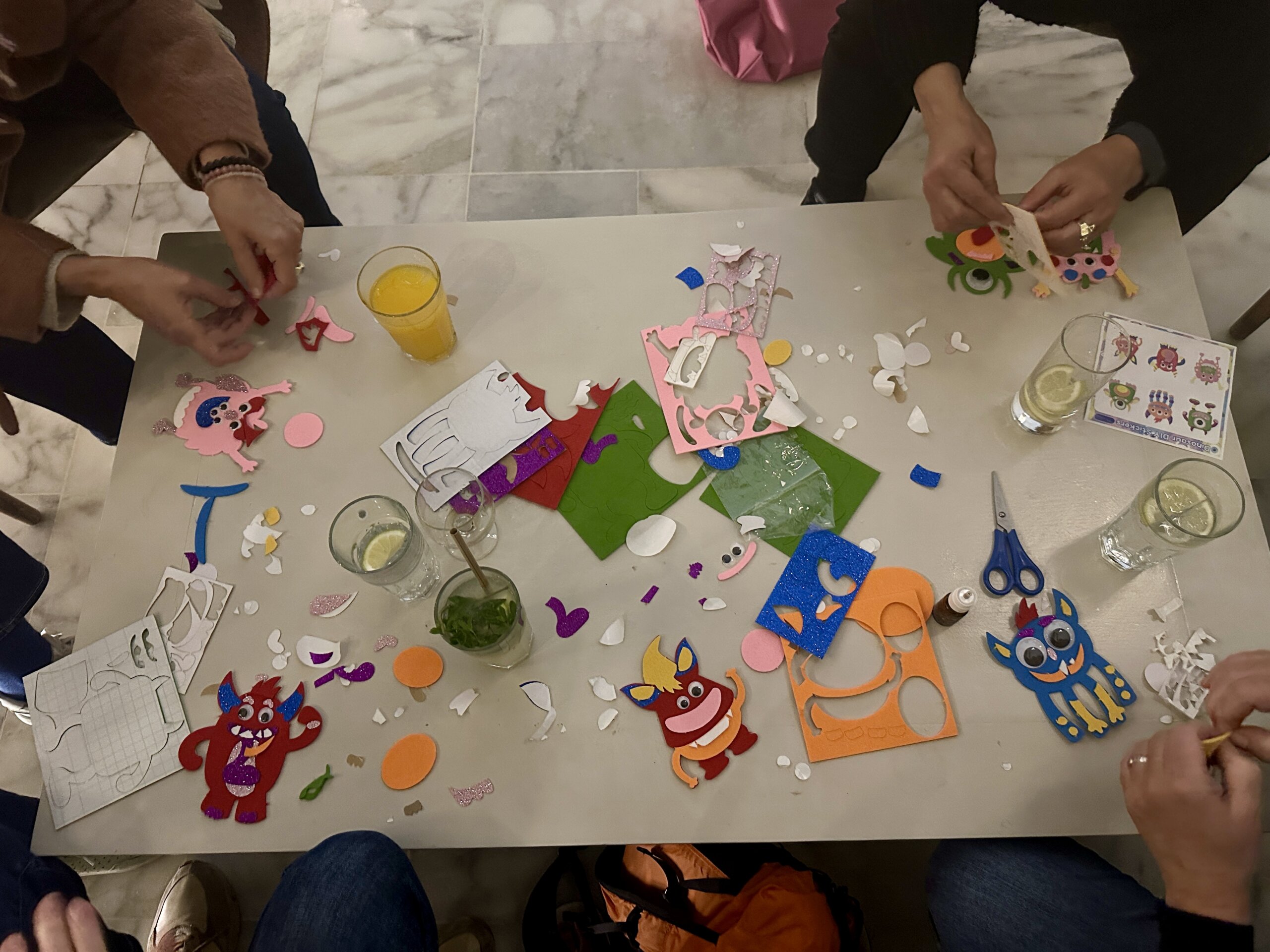 meerschreibzeit2025-gemeinsam-monster-basteln