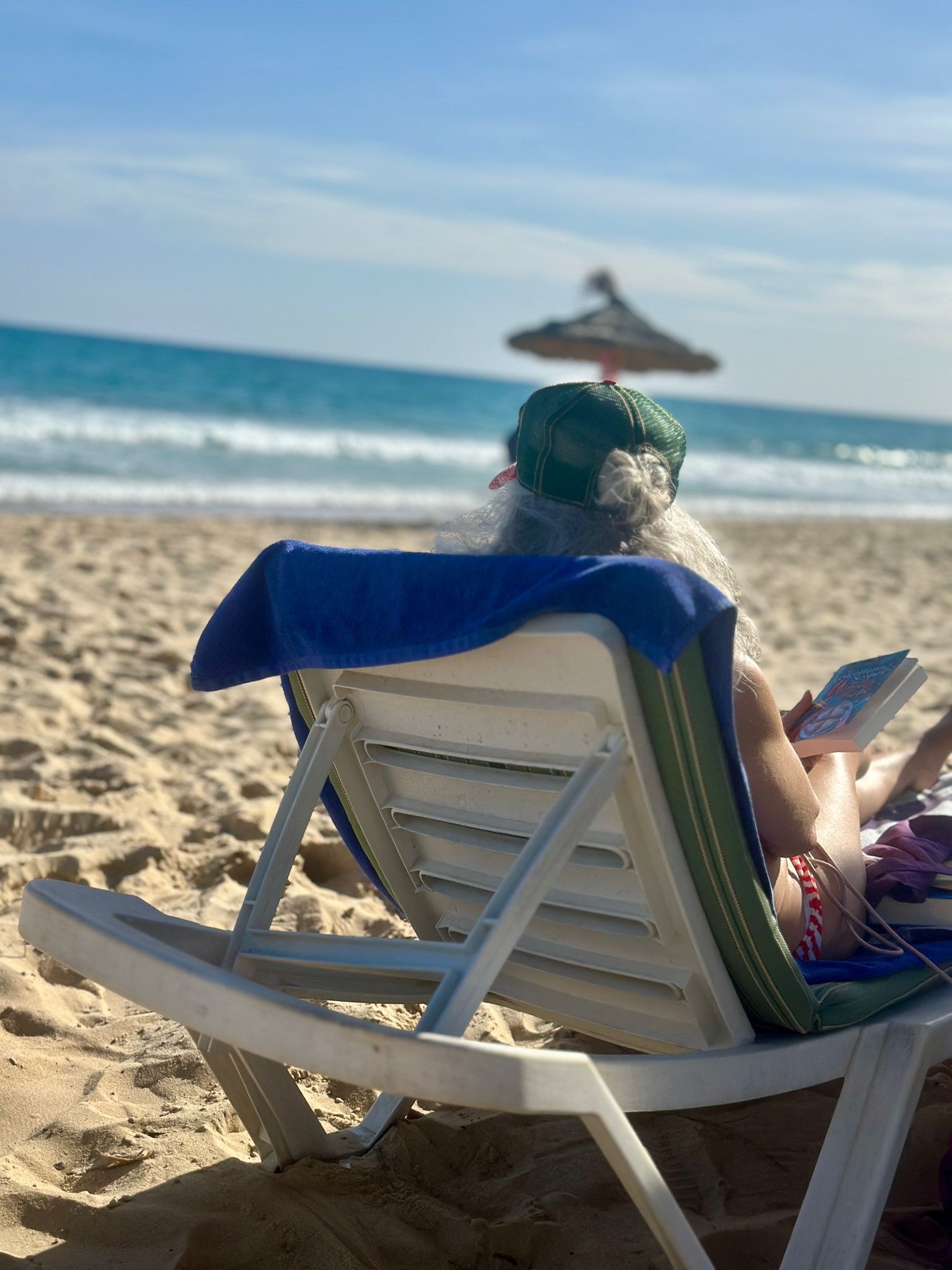 momente-meerschreibzeit2025-ivonne-keller-auf-strandliege