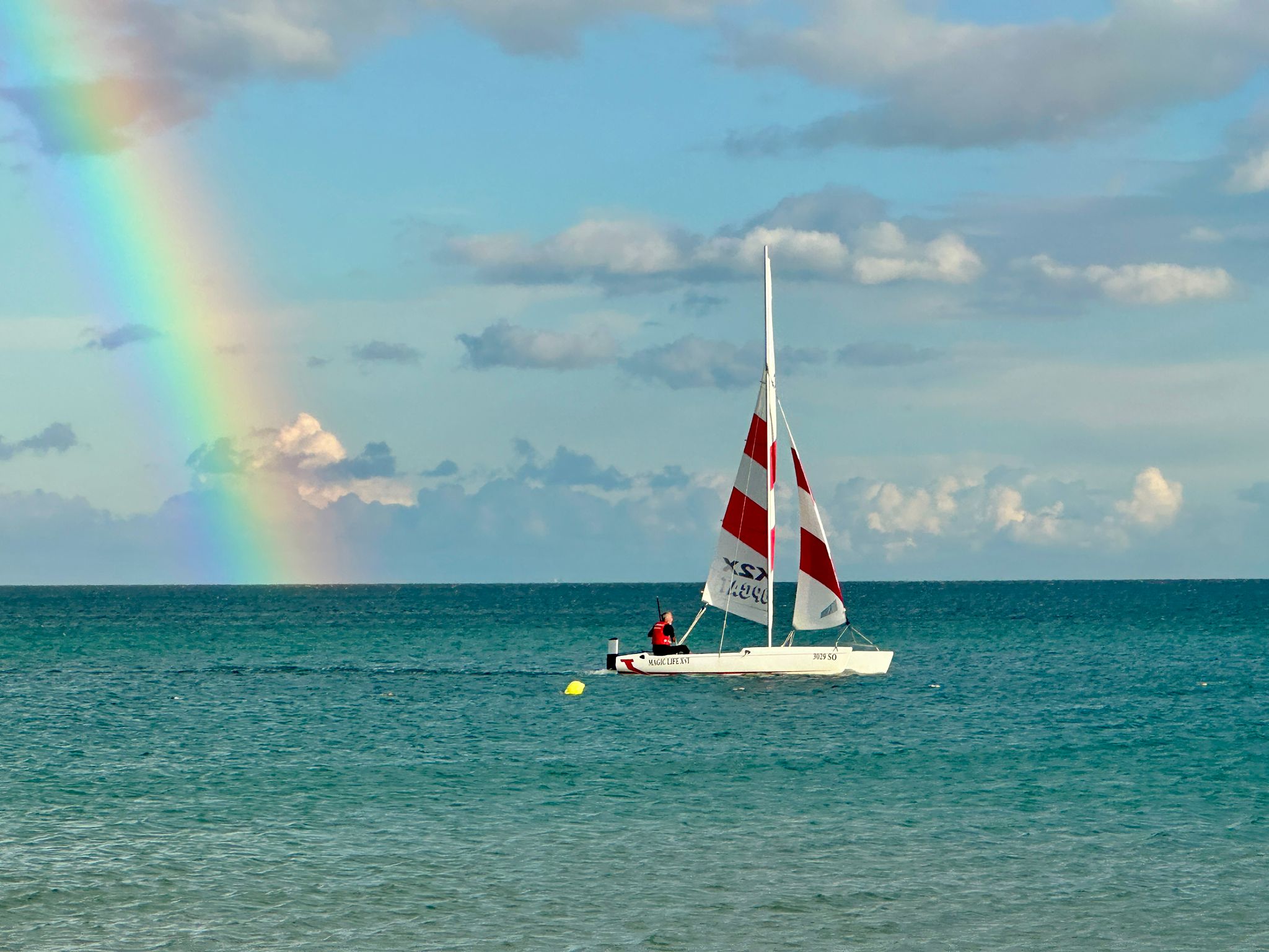 momente-meerschreibzeit2025-regenbogen-katamaran