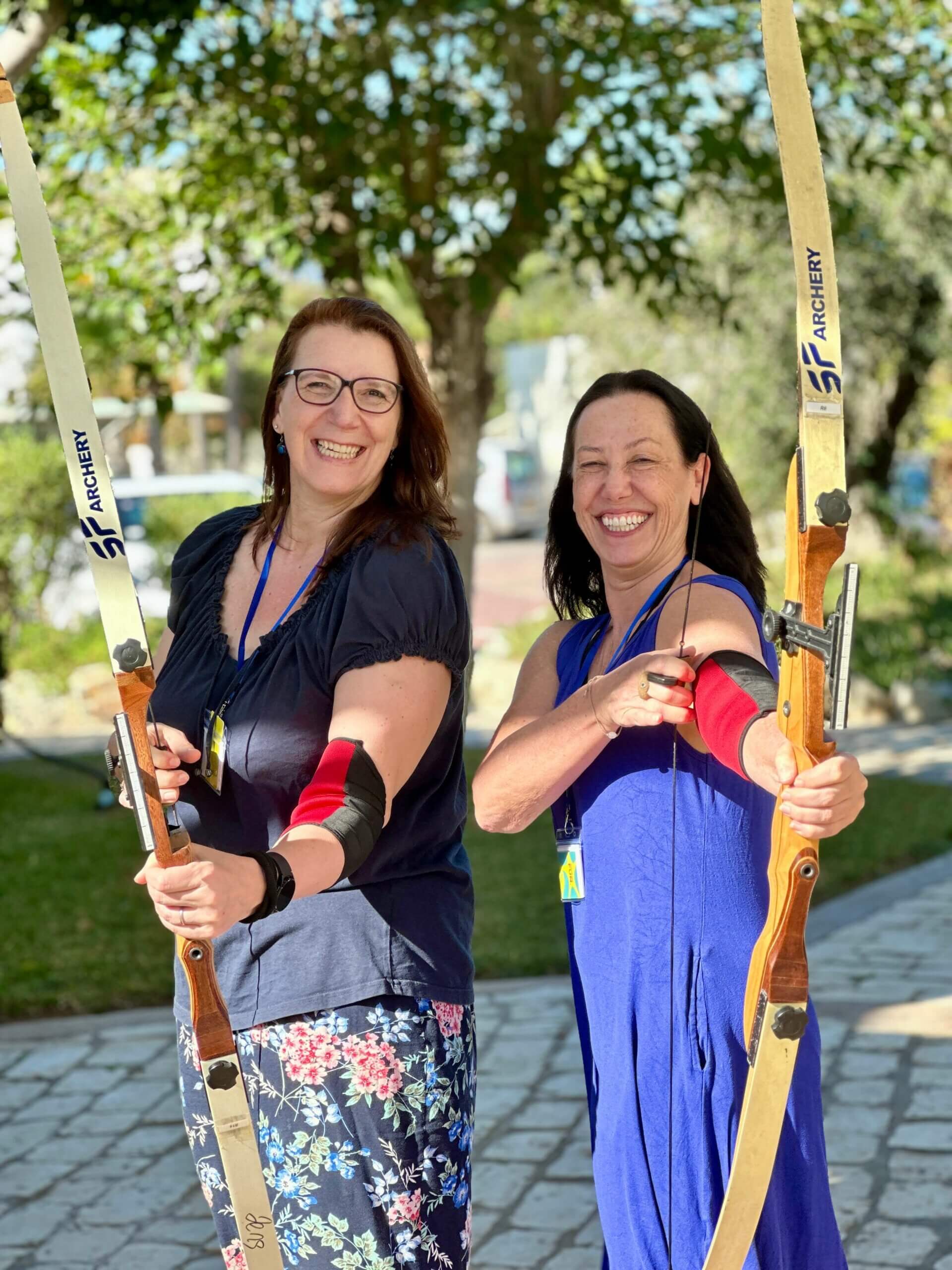 verbindung-meerschreibzeit2025-bogenschießen-karin-koenicke-stefanie-gregg
