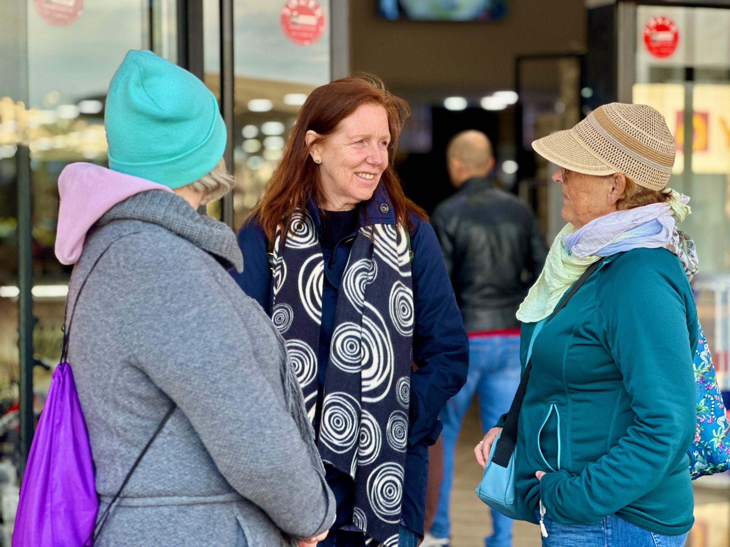 verbindung-meerschreibzeit2025-vor-supermarkt